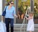 Jennifer Garner et sa fille Violet se baladent à Brentwood, le 23 septembre 2012