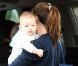 Jennifer Garner porte son petit Samuel dans les bras, à Los Angeles, le 22 septembre 2012