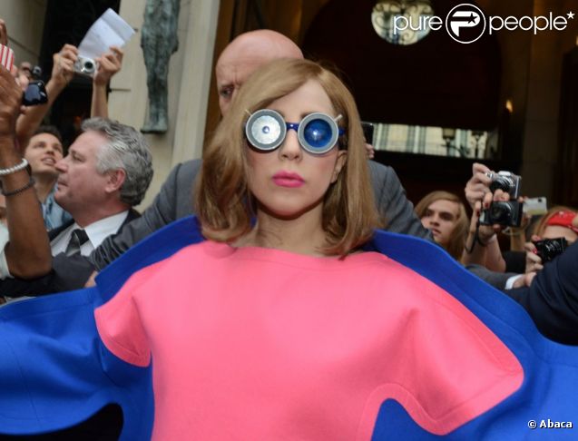 Lady Gaga à Paris dans un look inédit et toujours aussi recherché, a créé la surprise dans les rues de notre capitale le 22 septembre 2012