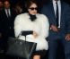 Lady Gaga à Paris dans une fourure blanche, sac Chanel à la main, adopte un look plus sage pour surprendre ses fans parisiens