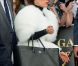 Lady Gaga à Paris dans une fourure blanche, sac Chanel à la main, adopte un look plus sage pour surprendre ses fans parisiens