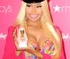 Nicki Minaj pose avec la bouteille de son nouveau parfum Pink Friday à New York le 24 septembre 2012