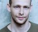 Johnny Lewis, connu pour son rôle de Half-Sack dans la série  Sons of Anarchy , a tué sa propriétaire Catherine Davis, massacré son chat, s'est battu avec deux hommes dans le quartier de Los Feliz à Los Angeles le 26 septembre 2012, avant de se tuer en tombant du toit de la maison de sa victime.