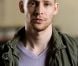 Johnny Lewis, connu pour son rôle de Half-Sack dans la série  Sons of Anarchy , a tué sa propriétaire Catherine Davis, massacré son chat, s'est battu avec deux hommes dans le quartier de Los Feliz à Los Angeles le 26 septembre 2012, avant de se tuer en tombant du toit de la maison de sa victime.