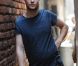 Johnny Lewis, connu pour son rôle de Half-Sack dans la série  Sons of Anarchy , a tué sa propriétaire Catherine Davis, massacré son chat, s'est battu avec deux hommes dans le quartier de Los Feliz à Los Angeles le 26 septembre 2012, avant de se tuer en tombant du toit de la maison de sa victime.