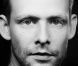 Johnny Lewis, connu pour son rôle de Half-Sack dans la série  Sons of Anarchy , a tué sa propriétaire Catherine Davis, massacré son chat, s'est battu avec deux hommes dans le quartier de Los Feliz à Los Angeles le 26 septembre 2012, avant de se tuer en tombant du toit de la maison de sa victime.