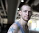 Johnny Lewis, connu pour son rôle de Half-Sack dans la série  Sons of Anarchy , a tué sa propriétaire Catherine Davis, massacré son chat, s'est battu avec deux hommes dans le quartier de Los Feliz à Los Angeles le 26 septembre 2012, avant de se tuer en tombant du toit de la maison de sa victime.