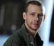 Johnny Lewis, connu pour son rôle de Half-Sack dans la série  Sons of Anarchy , a tué sa propriétaire Catherine Davis, massacré son chat, s'est battu avec deux hommes dans le quartier de Los Feliz à Los Angeles le 26 septembre 2012, avant de se tuer en tombant du toit de la maison de sa victime.