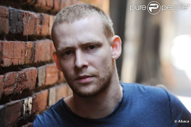 Johnny Lewis, connu pour son rôle de Half-Sack dans la série  Sons of Anarchy , a tué sa propriétaire Catherine Davis, massacré son chat, s'est battu avec deux hommes dans le quartier de Los Feliz à Los Angeles le 26 septembre 2012, avant de se tuer en tombant du toit de la maison de sa victime.