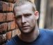 Johnny Lewis, connu pour son rôle de Half-Sack dans la série  Sons of Anarchy , a tué sa propriétaire Catherine Davis, massacré son chat, s'est battu avec deux hommes dans le quartier de Los Feliz à Los Angeles le 26 septembre 2012, avant de se tuer en tombant du toit de la maison de sa victime.