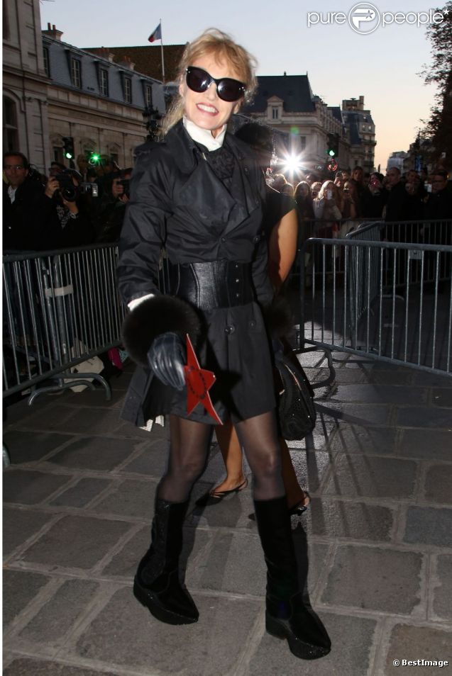 Arielle Dombasle arrive au défilé prêt-à-porter printemps-été 2013 de Jean-Paul Gaultier. Paris, le 29 septembre 2012.