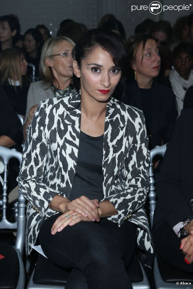 Rachida Brakni assiste au défilé prêt-à-porter printemps-été 2013 de Jean-Paul Gaultier. Paris, le 29 septembre 2012.