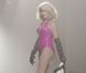 Amanda Lear, ultra sexy et sûre d'elle, fait tomber la veste et clôture le défilé prêt-à-porter printemps-été 2013 de Jean-Paul Gaultier. Paris, le 29 septembre 2012.