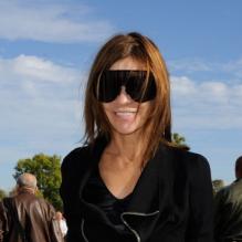 Carine Roitfeld arrive à l'Espace Éphémère du jardin des Tuileries pour assister au défilé Chloé printemps-été 2013. Paris, le 1er octobre 2012.