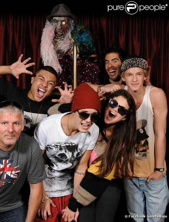 Justin Bieber et sa girlfriend Selena Gomez entourés de leurs amis et du réalisateur Eli Roth, lors d'une visite au Goretorium de Las Vegas, le 30 septembre 2012.