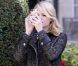 Emma Stone immortalise le décor idyllique du musée Rodin. Paris, le 4 Octobre 2012.