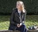 Emma Stone, seule sur un banc du musée Rodin, respire la sérénité. Paris, le 4 Octobre 2012.