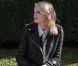 Emma Stone, seule sur un banc du musée Rodin, respire la sérénité. Paris, le 4 Octobre 2012.
