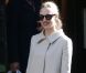 Amanda Seyfried souriante devant la boutique The Kooples dans le quartier de Saint Germain. Paris, le 4 Octobre 2012.