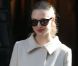 Amanda Seyfried souriante devant la boutique The Kooples dans le quartier de Saint Germain. Paris, le 4 Octobre 2012.