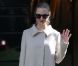 Amanda Seyfried souriante devant la boutique The Kooples dans le quartier de Saint Germain. Paris, le 4 Octobre 2012.