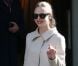 Amanda Seyfried souriante devant la boutique The Kooples dans le quartier de Saint Germain. Paris, le 4 Octobre 2012.