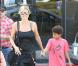 Heidi Klum très souriante emmène ses enfants Leni, Henry et Johan à leur cours de gym avec son compagnon Martin Kristen le 7 octobre 2012.