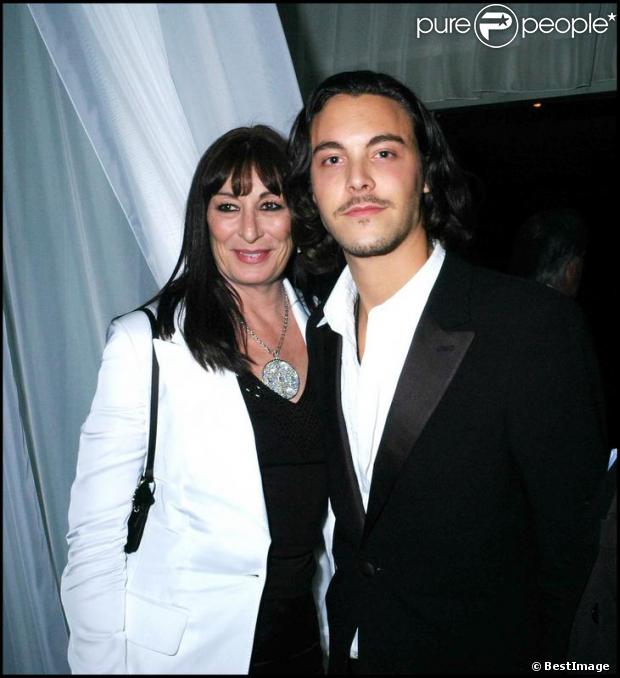 Jack Huston en compagnie de sa tante Anjelica Huston en février 2005 à Londres