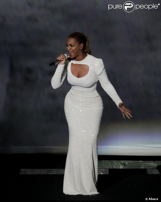 Beyoncé chante  I Was Here  à New York le 10 août 2012.