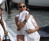 Beyoncé tient sa fille Blue Ivy dans les bras à Beaulieu-sur-Mer le 8 septembre 2012