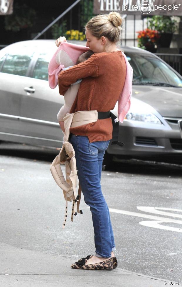 Sienna Miller quitte le restaurant Tea &amp; Sympathy avec sa fille Marlowe, confortablement installée dans un kangourou. New York, le 10 octobre 2012.