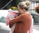 Sienna Miller quitte le restaurant Tea &amp; Sympathy avec sa fille Marlowe, confortablement installée dans un kangourou. New York, le 10 octobre 2012.