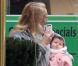 La petite Marlowe dans les bras d'une amie anonyme de sa mère, Sienna Miller. New York, le 10 octobre 2012.
