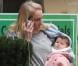La petite Marlowe dans les bras d'une amie anonyme de sa mère, Sienna Miller. New York, le 10 octobre 2012.