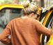 Sienna Miller grimpe dans un taxi dans le quartier de West Village. New York, le 10 octobre 2012.