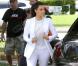 Kim Kardashian, en octobre 2012, dans un look monochrome qui souligne ses rondeurs.
