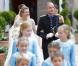 Mariage religieux du prince Guillaume et Stéphanie de Lannoy : la mariée arrive au bras de son frère le comte Johan de Lannoy à la cathédrale Notre-Dame, le 20 octobre 2012.