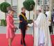 Le grand-duc Henri, en grand uniforme, accompagné de Dominique de Schaetzen, la tante de la mariée, arrivent à la cathédrale Notre-Dame, le 20 octobre 2012.