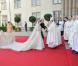 Mariage religieux du prince Guillaume et Stéphanie de Lannoy : la mariée arrive au bras de son frère le comte Johan de Lannoy à la cathédrale Notre-Dame, le 20 octobre 2012.