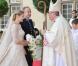 Mariage religieux du prince Guillaume et Stéphanie de Lannoy : la mariée arrive au bras de son frère le comte Johan de Lannoy à la cathédrale Notre-Dame, le 20 octobre 2012.