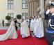 Mariage religieux du prince Guillaume et Stéphanie de Lannoy : la mariée arrive au bras de son frère le comte Johan de Lannoy à la cathédrale Notre-Dame, le 20 octobre 2012.