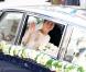 La mariée Stéphanie de Lannoy arrive accompagnée de son frère le comte Johan de Lannoy à la cathédrale Notre-Dame, le 20 octobre 2012.