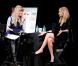 Nicole Richie et la rédactrice du magazine Teen Vogue Amy Astley, en pleine discussion pendant une conférence lors de la Teen Vogue Fashion University. New York, le 20 octobre 2012.