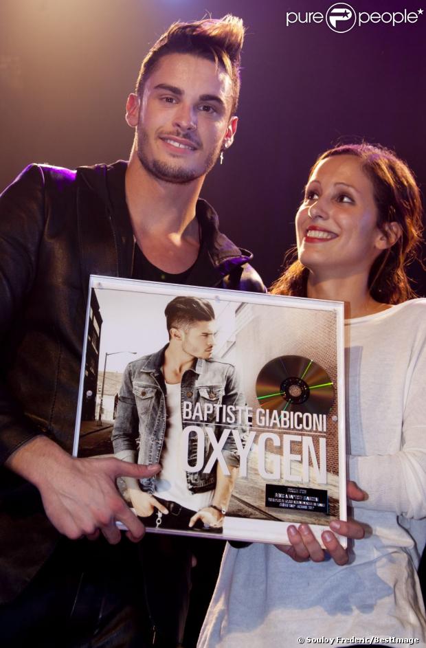 Baptiste Giabiconi reçoit son Disque d'or à Paris le 22 octobre 2012.