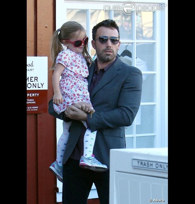 Ben Affleck a offert un petit déjeuner à Seraphina avant de l'emmener à l'école, à Los Angeles, le 23 octobre 2012 - Seraphina ne quitte pas les bras de son papa