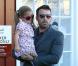 Ben Affleck a offert un petit déjeuner à Seraphina avant de l'emmener à l'école, à Los Angeles, le 23 octobre 2012 - Seraphina ne quitte pas les bras de son papa
