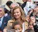  Valérie Trierweiler, entourée d'enfants, inaugure la fontaine ONA et son programme pédagogique, une intitiative France Libertés - Fondation Danielle Mitterrand, à Chambly (Oise) le 18 octobre 2012. 