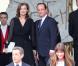 Carla Bruni-Sarkozy et Nicolas Sarkozy quittent l'Elysée sous le regard de François Hollande et Valérie Trierweiler, le 15 mai 2012.