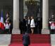 Carla Bruni-Sarkozy et Valérie Trierweiler, passation de pouvoir à l'Elysée, le 15 mai 2012.