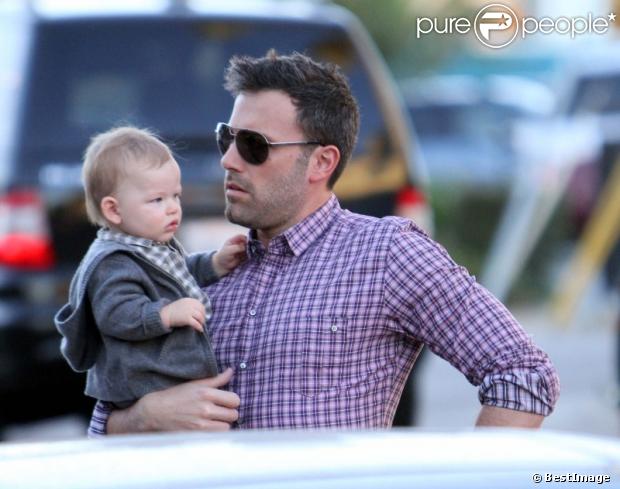 L'acteur Ben Affleck porte le petit Samuel, 8 mois, à Pacific Palisades le 28 octobre 2012